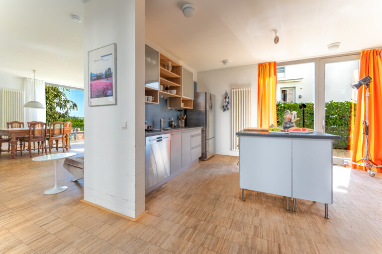 Blick vom Flur in die Küche und den Wohnbereich im EG rechts