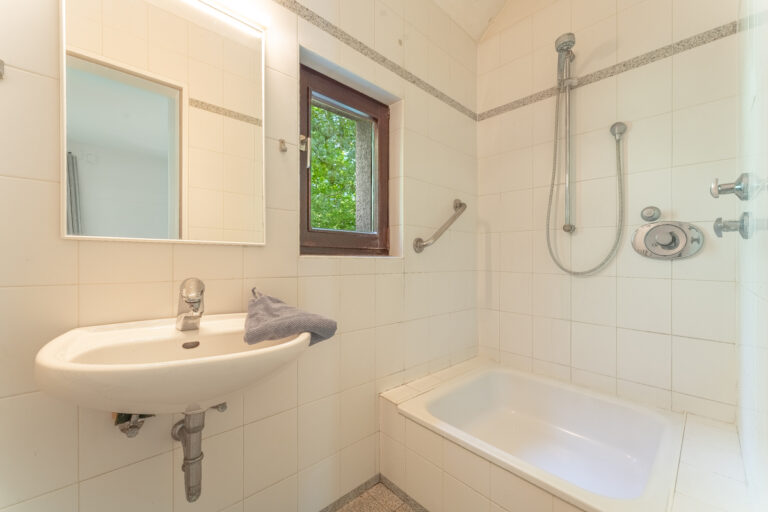 Badezimmer 1 (EG)