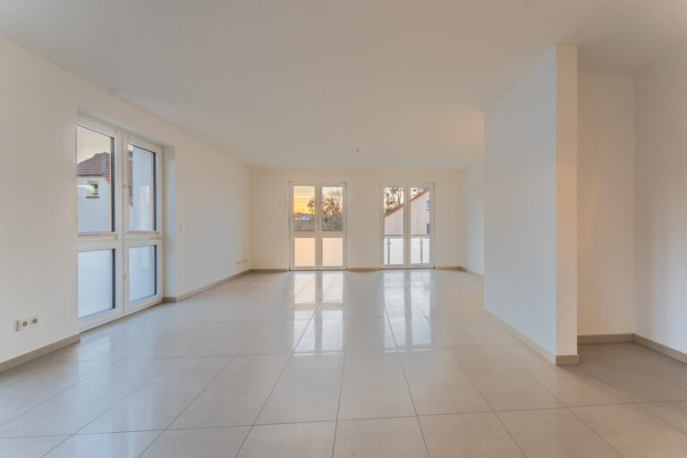 Blick aus der Küche in den Wohn- und Essbereich