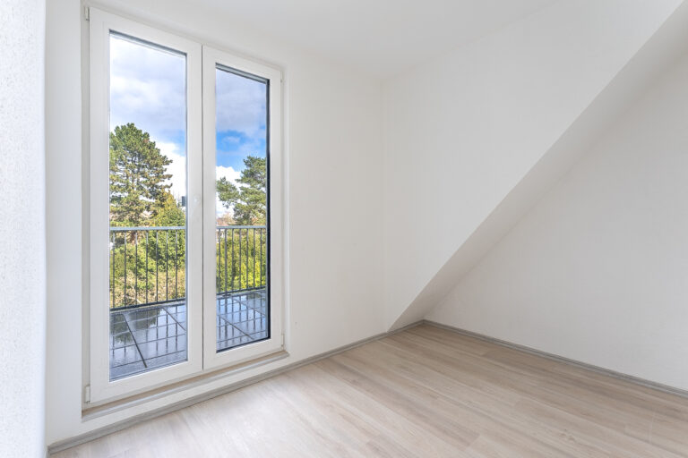 Esszimmer mit Zugang zum Balkon