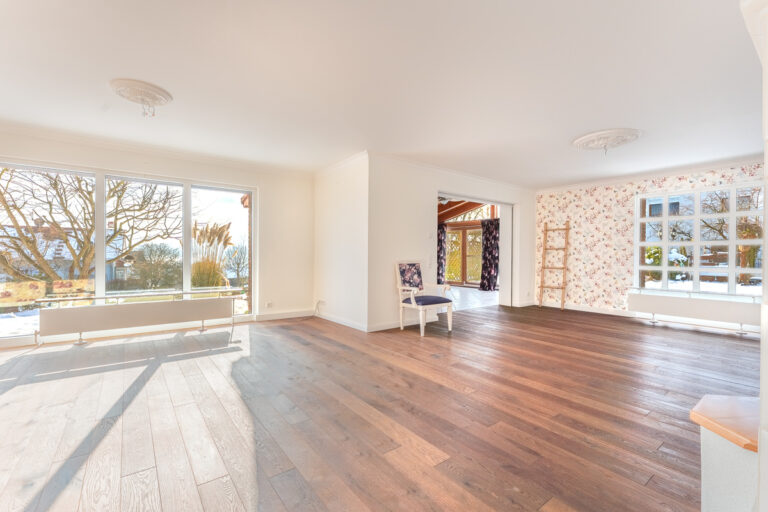 Wohn- und Esszimmer mit Zugang zum Wintergarten