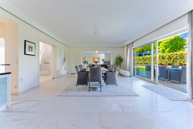 Essbereich mit Zugang zur Terrasse