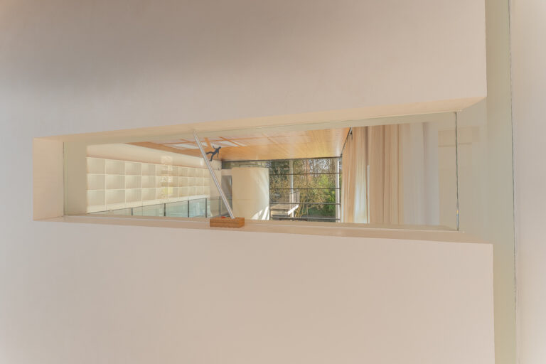Blick von der Galerie in die Wohnhalle