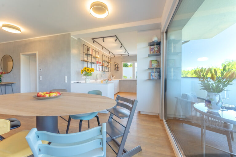 Essbereich mit offener Küche im Hintergrund