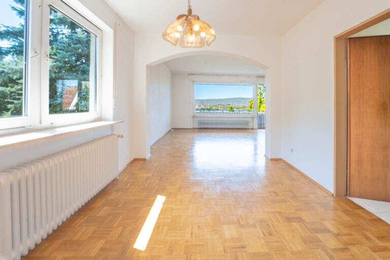 Esszimmer OG mit Wohnzimmer im Hintergund