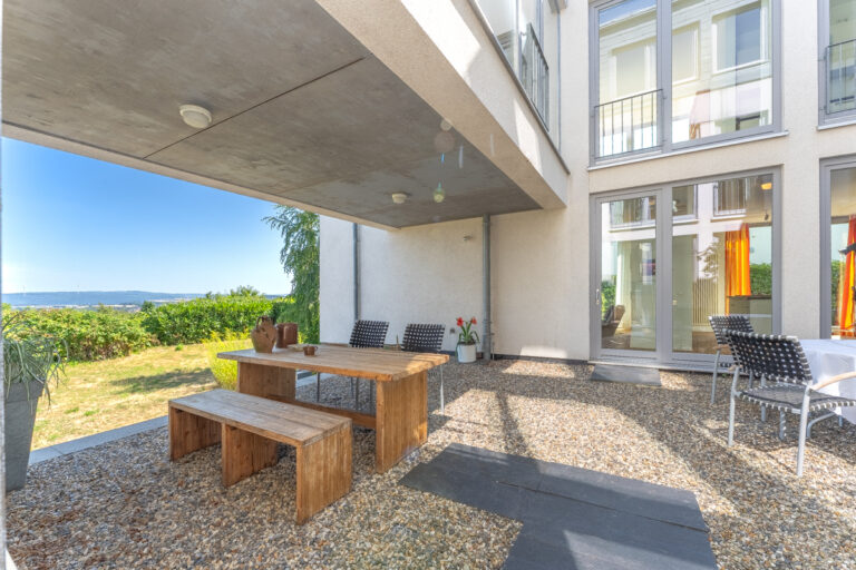 Blick und Zugang zum Atrium im EG links