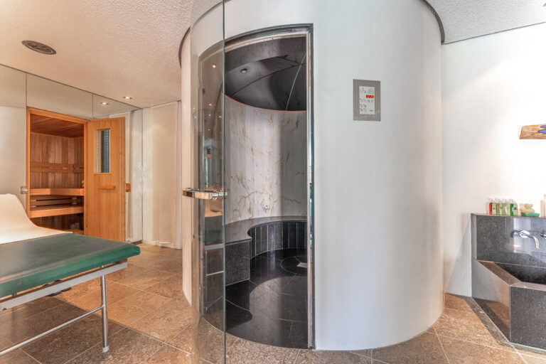Sauna und Dampfsauna im Poolbereich