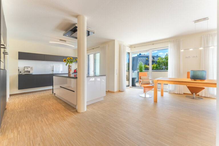 Offene Küche am Essbereich und mit Ausgang zur Terrasse