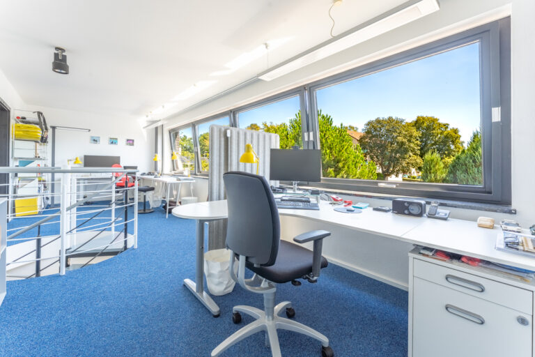 Blick von Büro 2 ins Büro 1