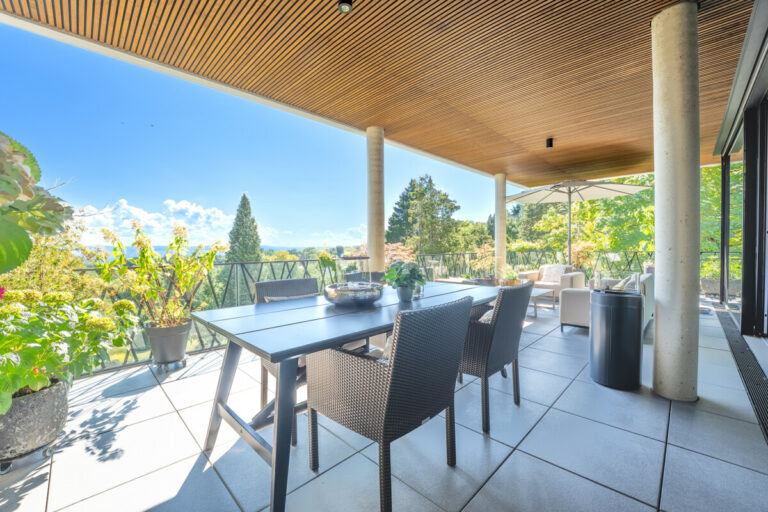 Essbereich auf der großen überdachten Terrasse