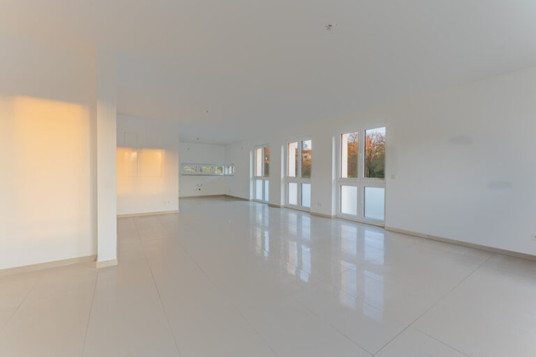 Blick aus dem Wohnbereich zur Küche