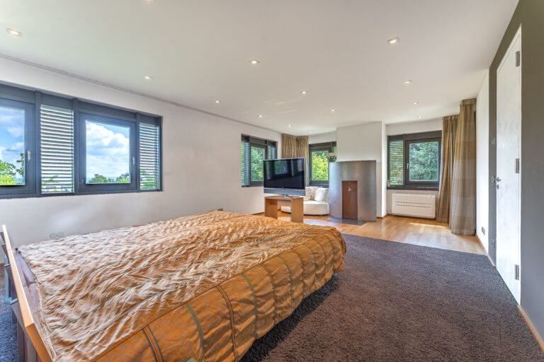 Haupt-Schlafzimmer mit Kamin und Balkon