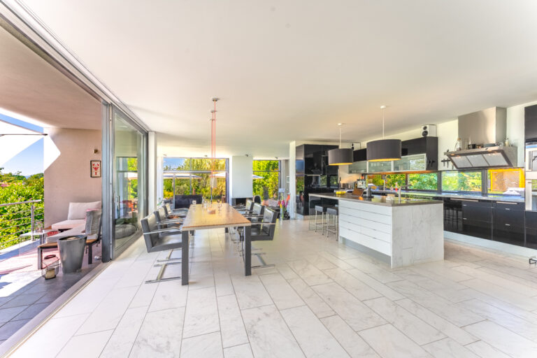 Essbereich mit offener Küche und Terrassenzugang