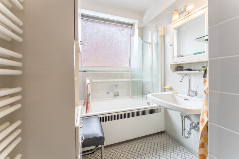 Badezimmer mit Badewanne