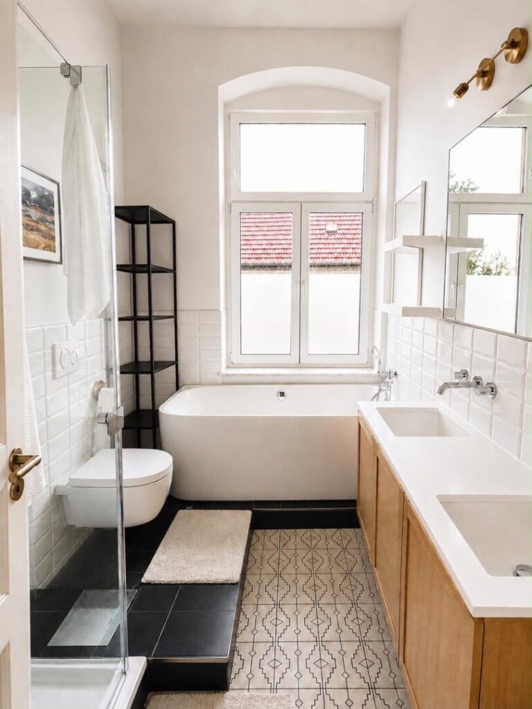 Hauptbad mit Wanne und Dusche