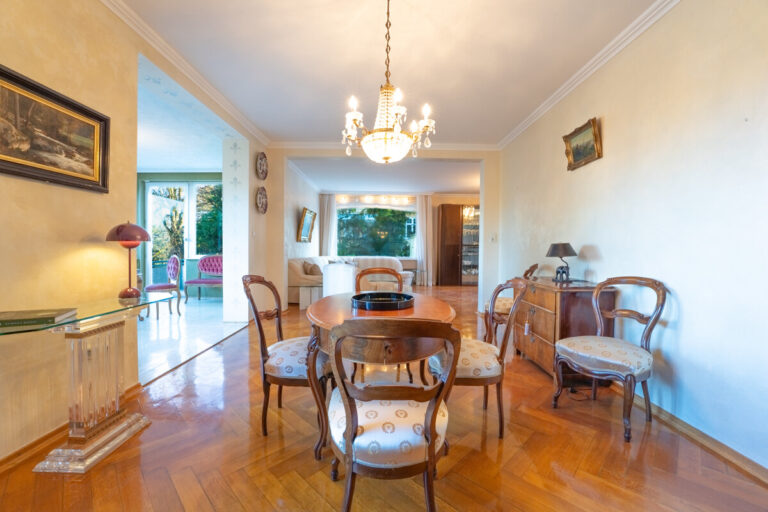 Ess- und Wohnbereich mit Zugang zum Wintergarten