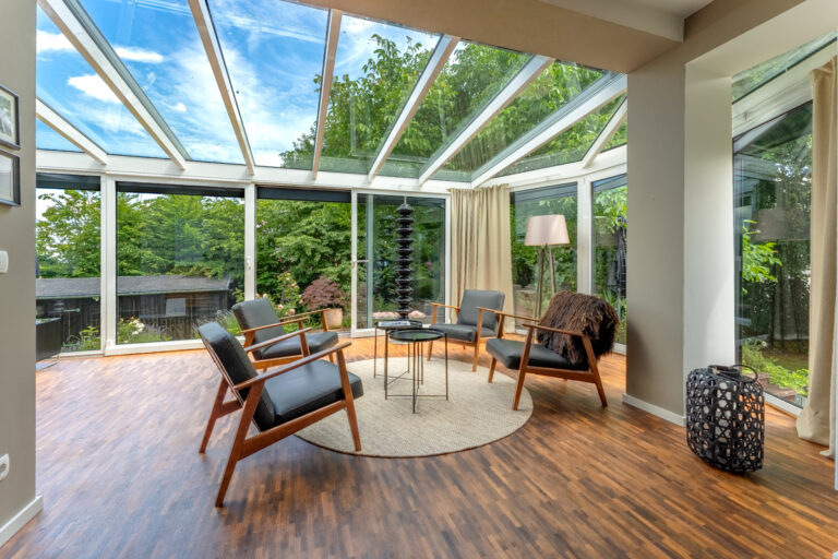 Blick vom Esszimmer zum Wintergarten
