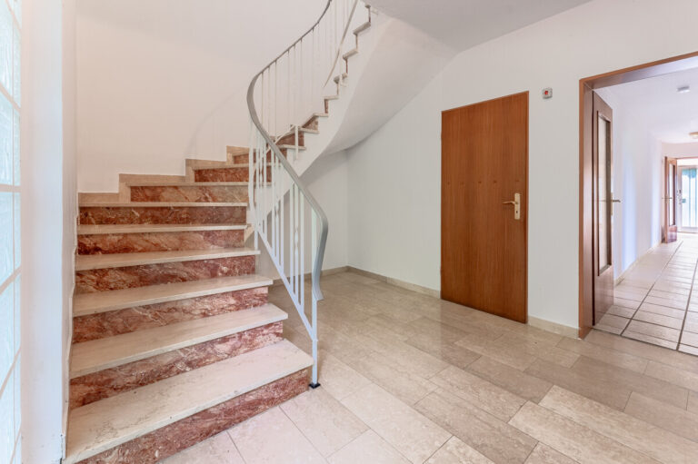 Treppenhaus mit Zugang zur Einliegerwohnung