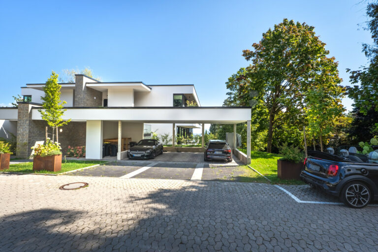 Carport vor dem Haus