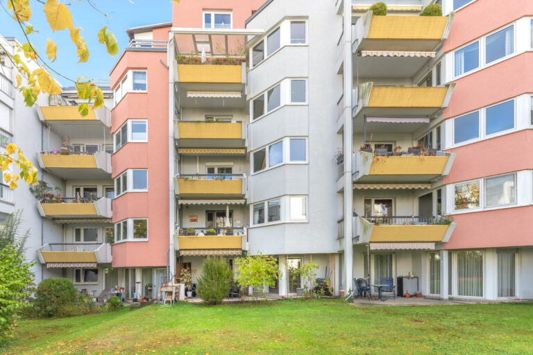 Blick vom Garten zur Wohnung