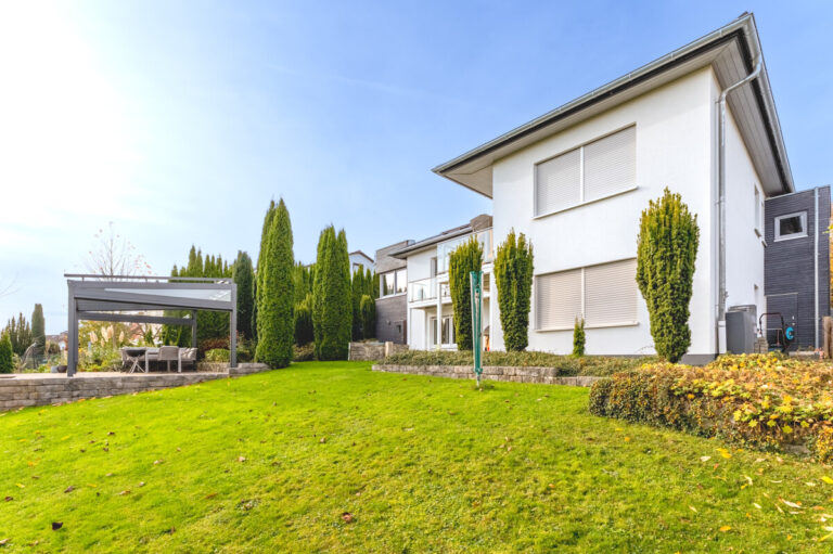 Blick aus dem Garten zum Haus