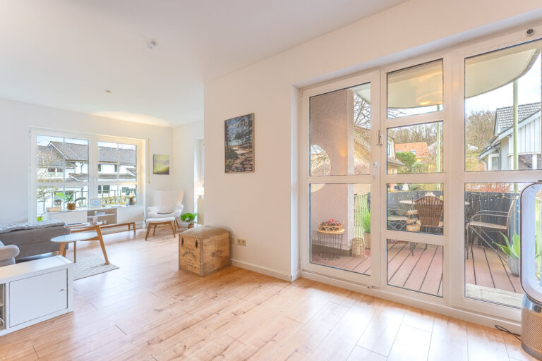 Blick vom Essbereich zum Wohnbereich