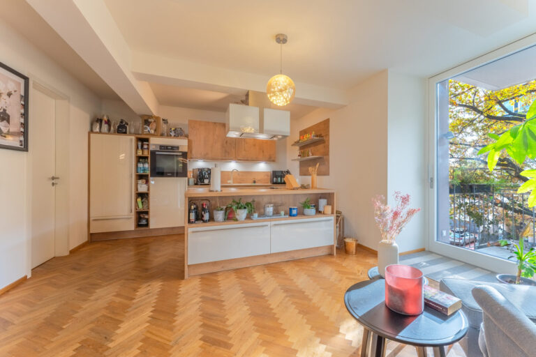 Blick vom Wohnbereich zur Küche und dem Süd-Balkon