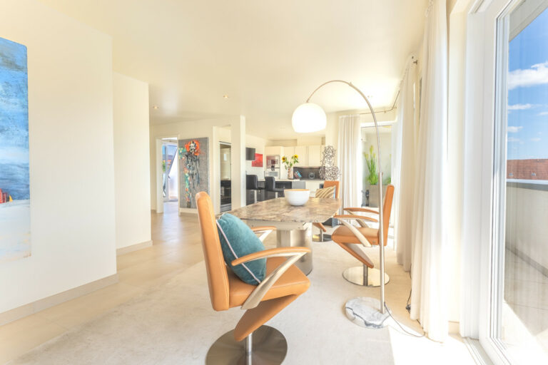 Essbereich mit offener Küche im Hintergrund