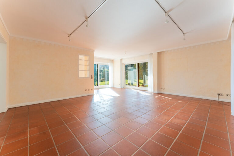 Wohnzimmer mit Ausgang zur Terrasse