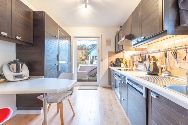 Küche mit Zugang zum Balkon