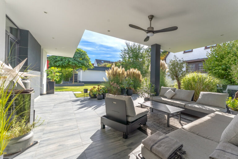 Terrasse mit Blick in den Garten