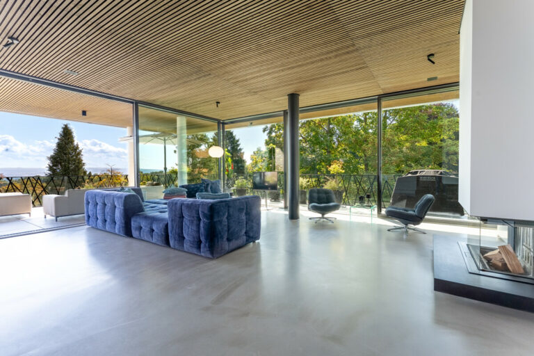 Geräumiger Wohnbereich mit Kamin und Zugang zur Terrasse