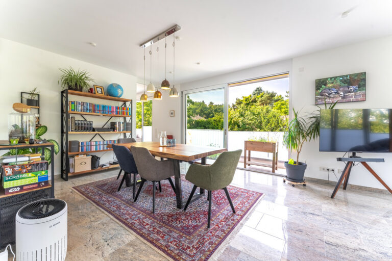 Essbereich mit Ausgang zur Terrasse