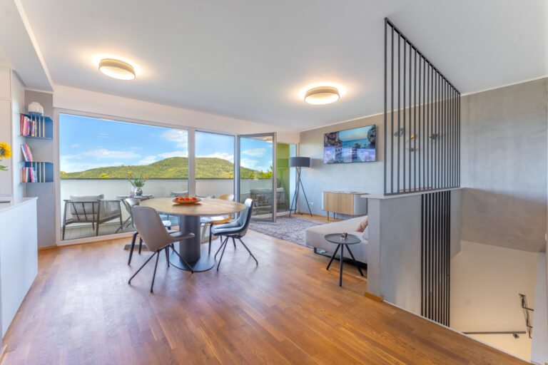 Wohn- und Essbereich mit Abgang ins Erdgeschoss