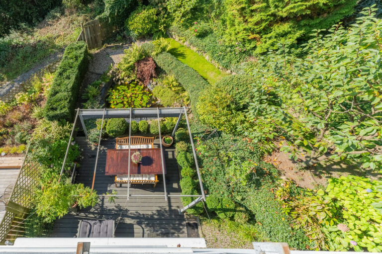 Blick von der Dachterrasse in den Garten