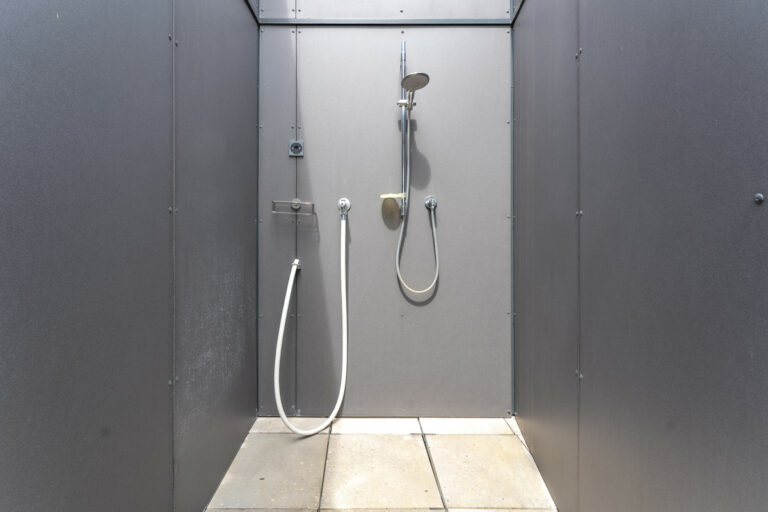 Geschützte Außendusche auf der Terrasse des Badezimmers