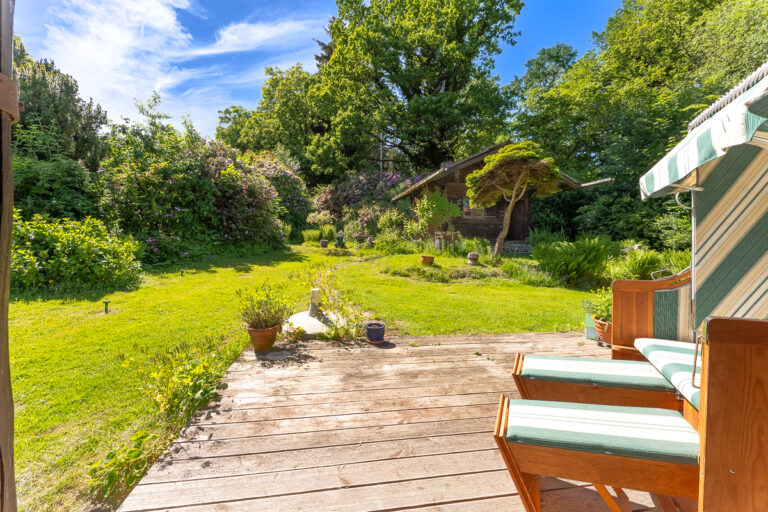 Terrasse vor den Wohn- und Essbereichen