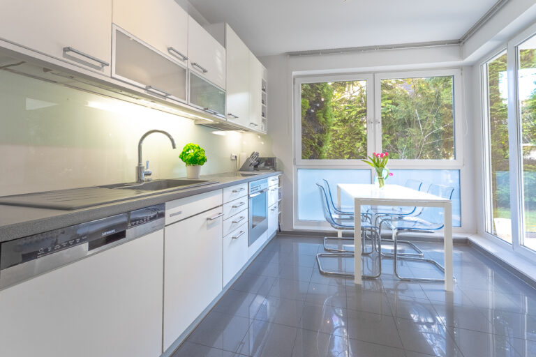 Küche mit Zugang zur seitlichen Terrasse