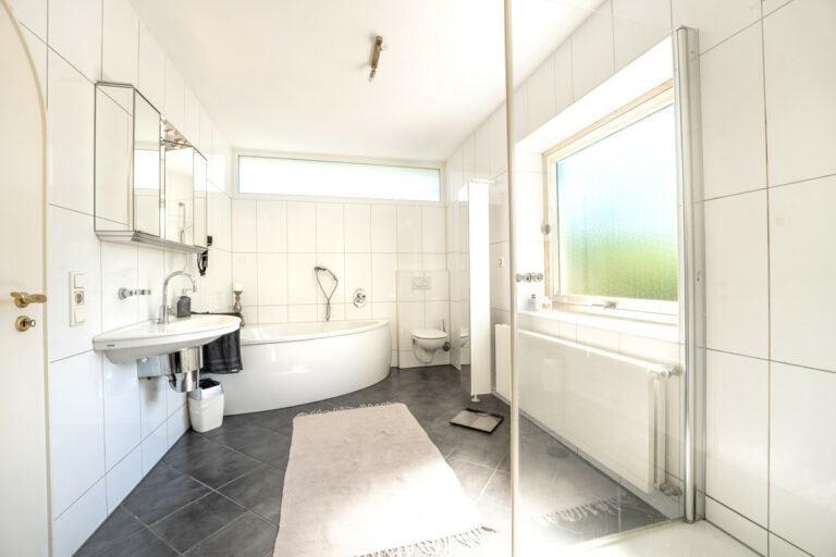 Badezimmer am Hauptschlafzimmer