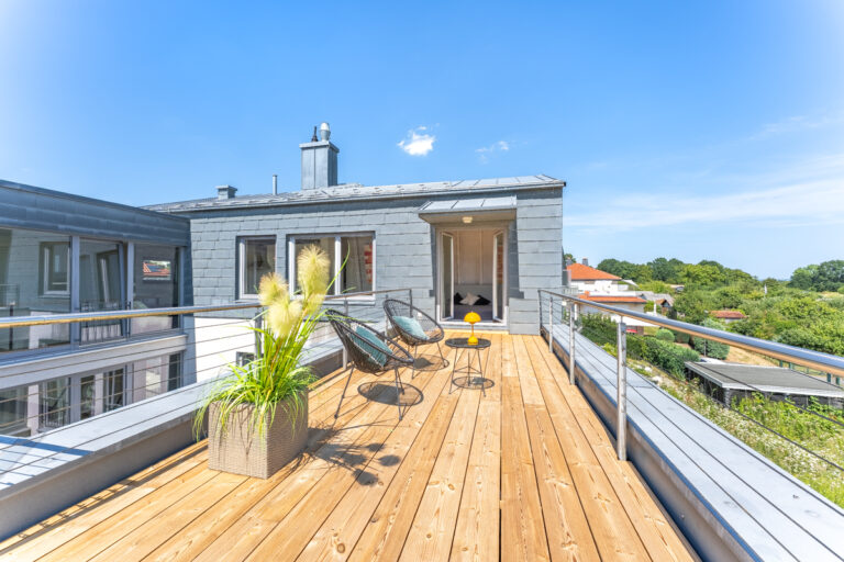 Blick auf der Dachterrasse zur Wohnung links