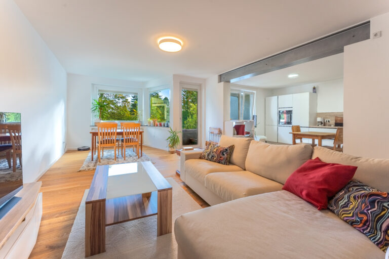 Wohnzimmer mit Zugang zum Balkon