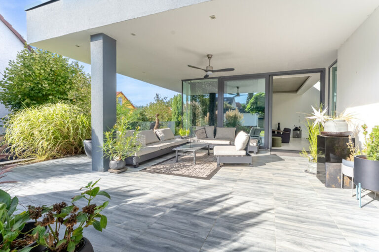 Terrasse mit Blick zum Wohnbereich