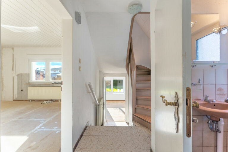Flur und Treppenhaus unten