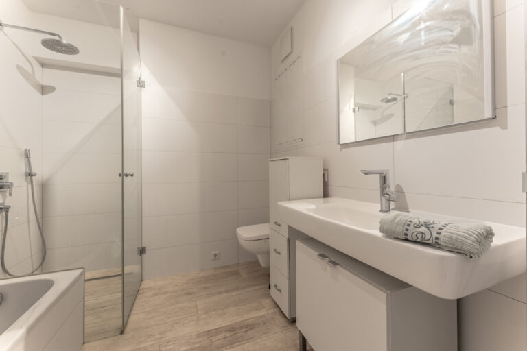 Badezimmer mit Badewanne und Dusche