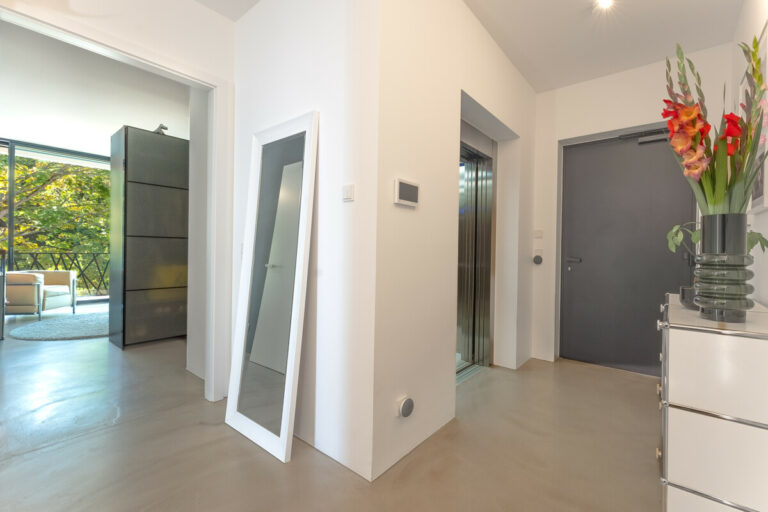 Eingangsbereich mit Wohnungstür und direktem Fahrstuhlzugang