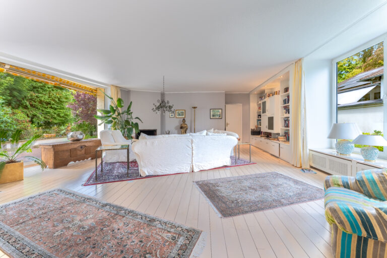 Blick vom Treppenhaus in den Wohnbereich