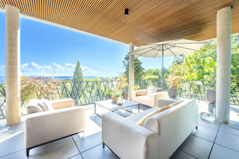 Große überdachte Terrasse