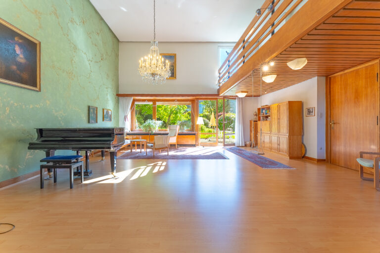 Zweigeschossiges Wohnzimmer