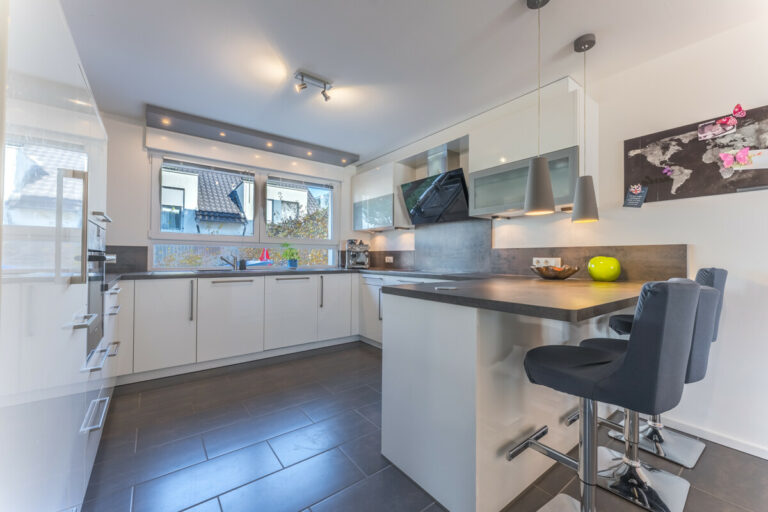 Küche mit Blick in den hinteren Garten