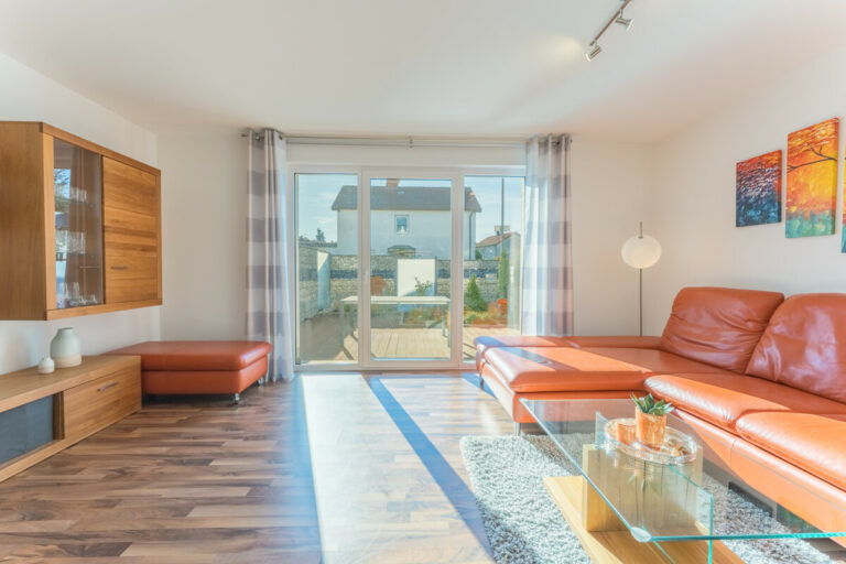 Blick vom Essbereich zur Süd-Terrasse